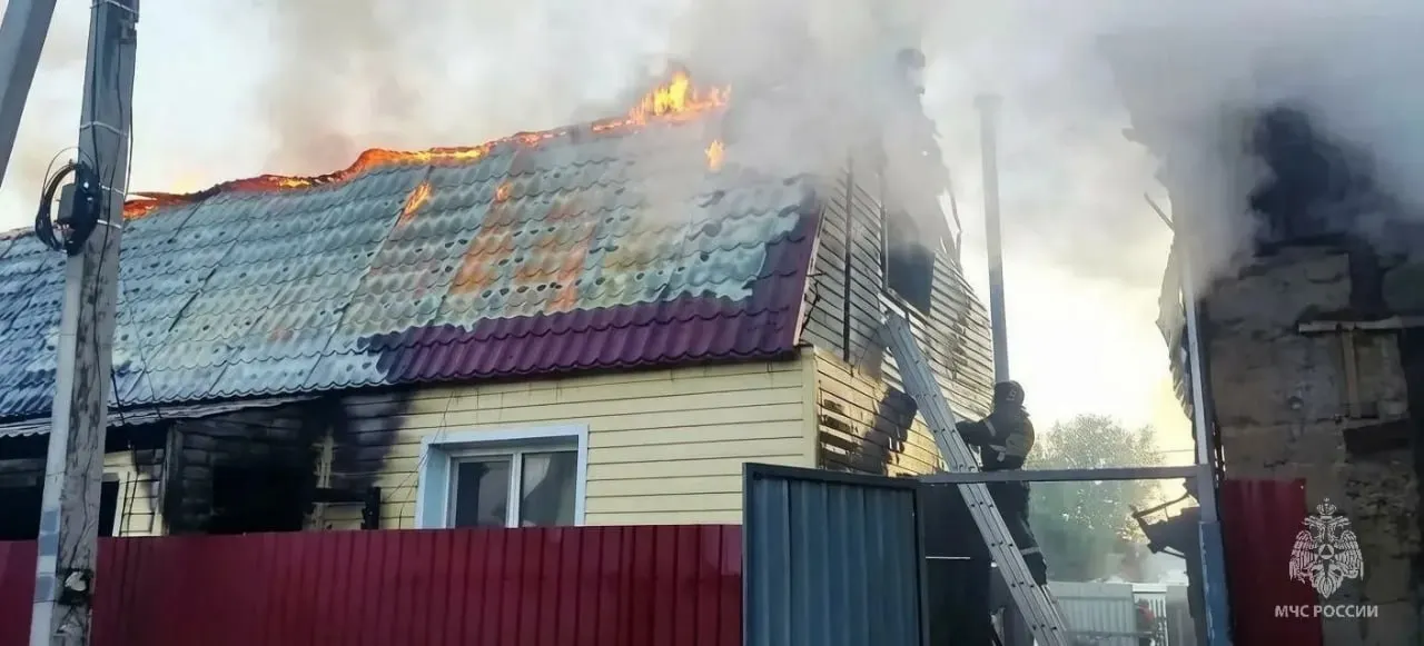 Ранним утром в Кулундинском районе загорелся частный дом площадью около 60 кв. м. Два человека, включая ребёнка дошкольного возраста, самостоятельно выбрались и доставлены в ЦРБ Славгорода с ожогами; спасатели эвакуировали два газовых баллона.
