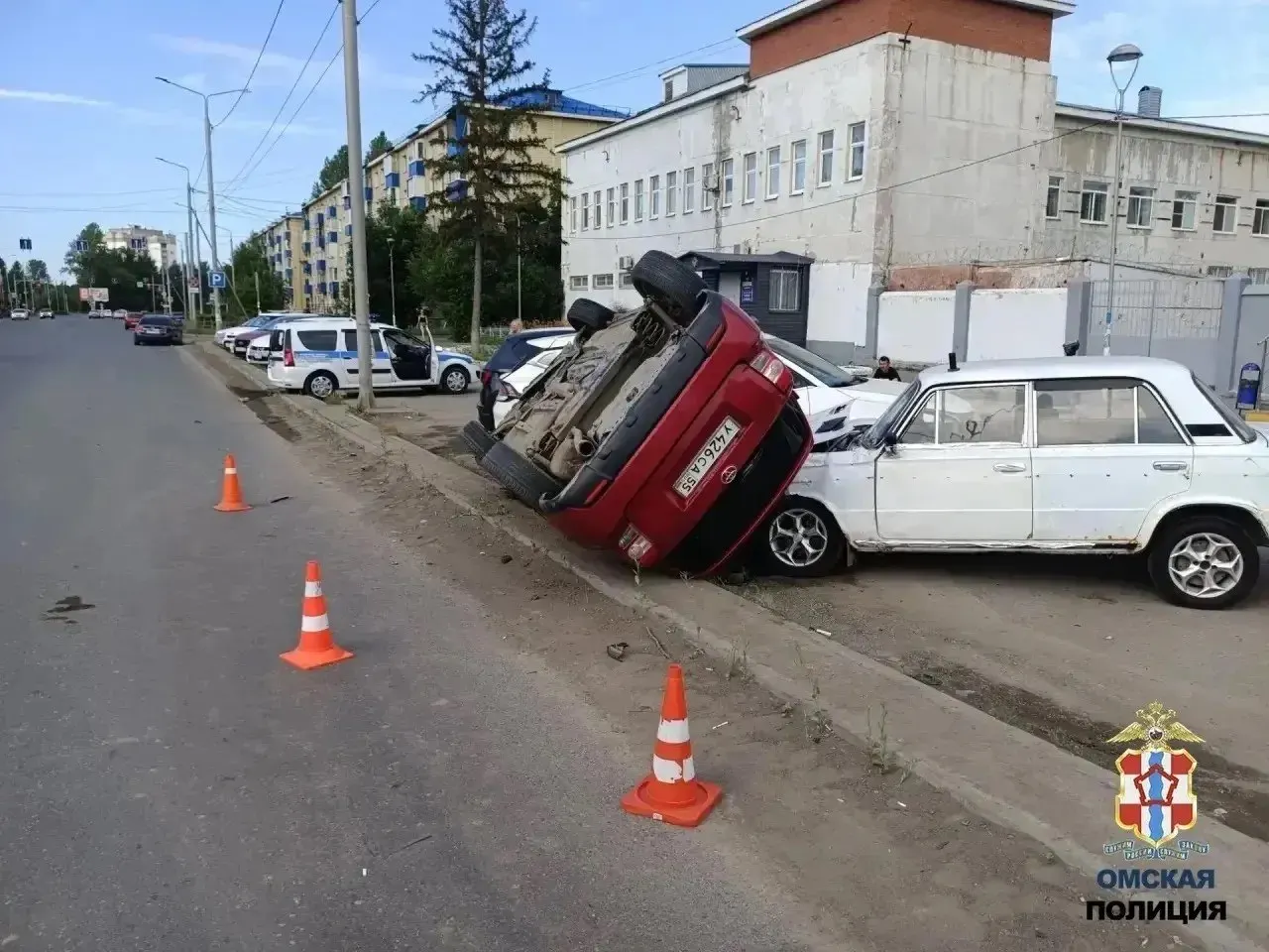 На перекрёстке 21-й Амурской и 30-й Северной Chevrolet не уступила дорогу, в результате Toyota опрокинулась и врезалась в припаркованные машины; пострадавшему потребовали помощь.