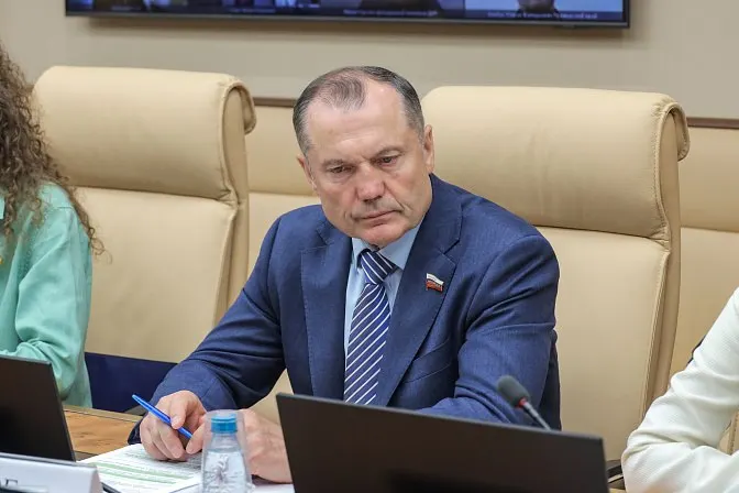 Член Комитета Совфеда предложил законодательно закрепить формат, при котором студенты вузов и колледжей будут обязаны проводить на базовых предприятиях до половины всего учебного времени. Инициатива вызывает вопросы об оплате труда и защите прав учащихся.