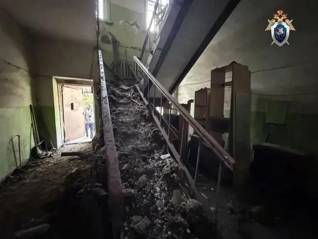 В двухэтажном доме на улице Звездова произошло обрушение потолка. Прокуратура начала проверку, следственный комитет возбудил уголовное дело; в распоряжении появились фото с места происшествия.