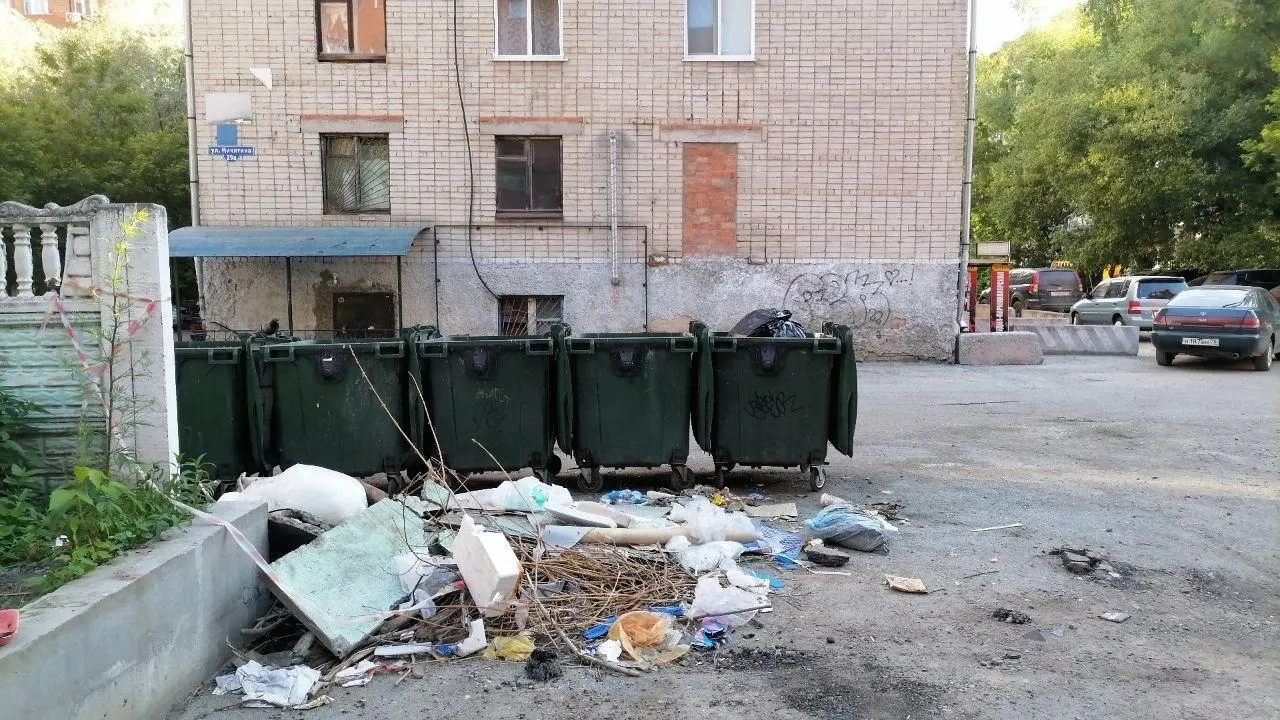 За неделю россияне оставили около 10,1 тыс. жалоб на вывоз отходов; более трети поступили из семи регионов, в числе аутсайдеров — Томская и Новосибирская области. Минприроды проводит аудит и готовит поправки, которые переложат ответственность за контейнерные площадки на регоператоров.