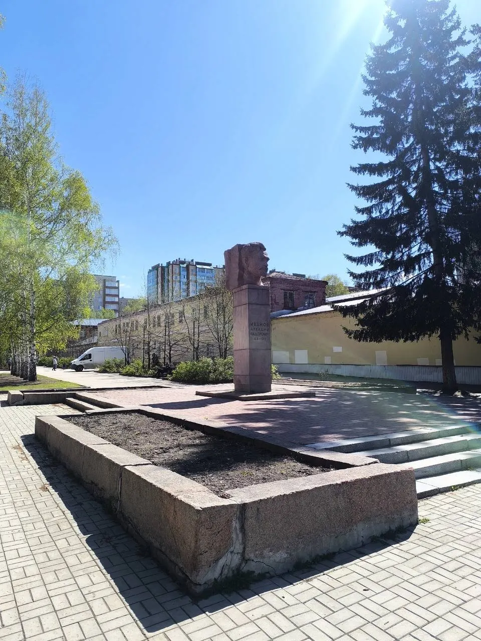 Новый цветник обустроят у памятника Аркадию Иванову на проспекте Ленина — работы начнутся 25 июня, волонтёров приглашают присоединиться.