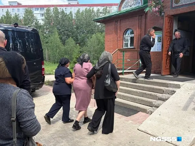 В Омске проходит прощание с Ольгой Симочкиной и Анатолием Бойко — родственники и друзья собрались у храма на Менделеева, многие не сдерживают слёз.