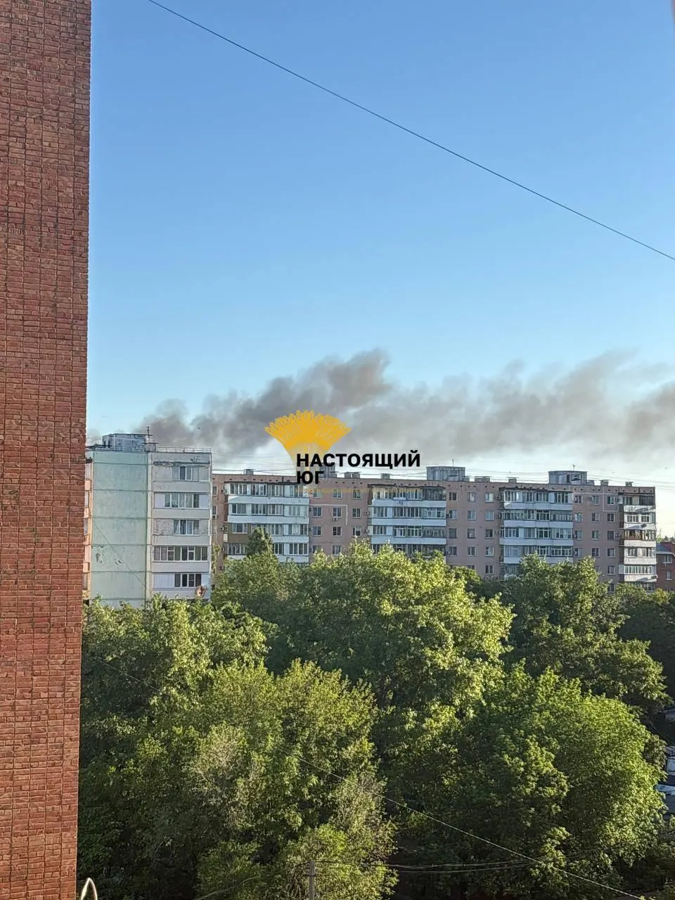 27 мая по нескольким регионам РФ нанесены комбинированные удары: в Таганроге загорелся авиаремонтный завод, над военным аэродромом в Воронеже заметен густой дым, а в Туапсе произошли взрывы на территории НПЗ.