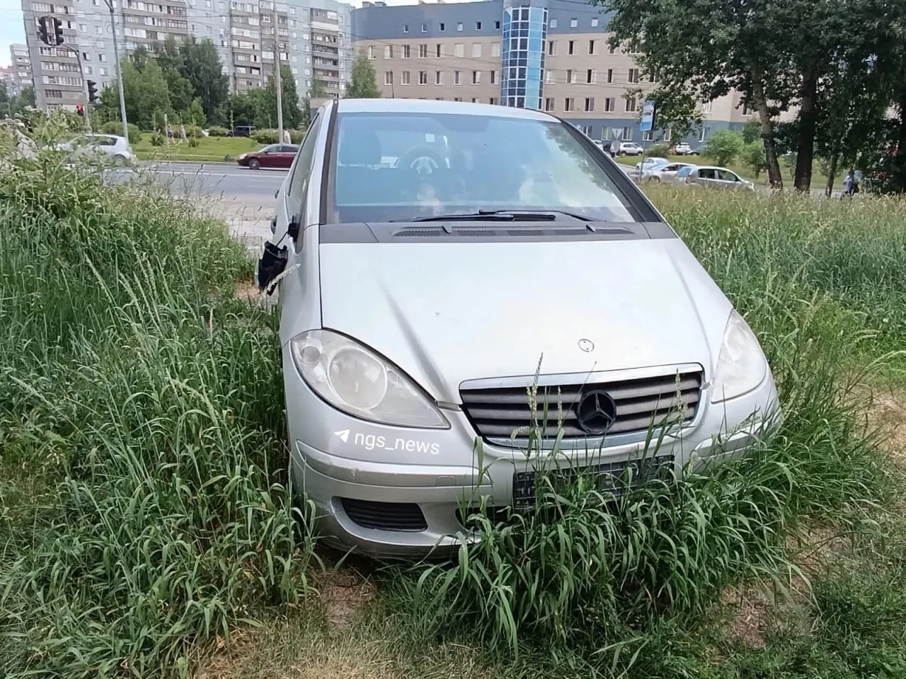 На Тюленина, 12 стоит Mercedes‑A‑класс с краснодарскими номерами: заднее стекло разбито, авто заросло травой. Жители просят эвакуацию или организацию продажи, власти пока не убрали машину.
