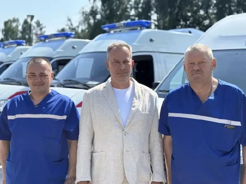 К Дню медицинского работника региональный Минздрав сообщил о передаче 28 полностью оснащённых автомобилей скорой помощи для больниц и станций региона.