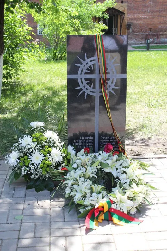 На заседании гордумы 26 июня депутаты единогласно отменили решения 2011 и 2016 годов об установке мемориалов в Сквере памяти; ранее демонтаж объясняли оползнем, который не подтвердился.