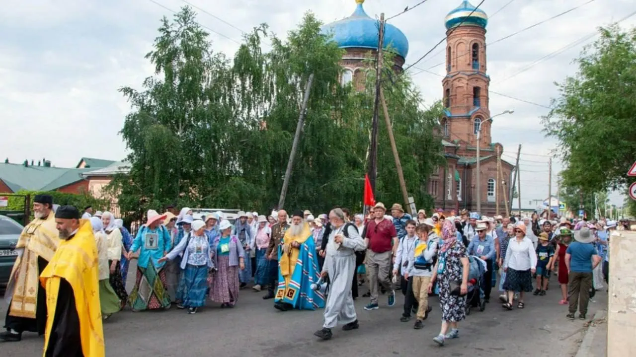 Традиционный паломничество стартовало от Покровского кафедрального собора и в 28-й раз направляется в сторону села Коробейниково; участники проходят маршрут, несмотря на дождливую погоду.
