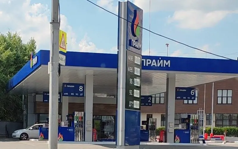 На ряде заправок в Новосибирске и других территориях СФО заканчиваются АИ‑92 и АИ‑95. Сети вводят лимиты, в некоторых регионах продажи приостанавливают; власти обсуждают меры по распределению топлива.
