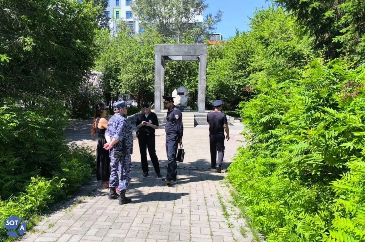В Нарымском сквере дежурят силовики: людей с цветами останавливают, просят документы и проводят опрос о целях возложения.
