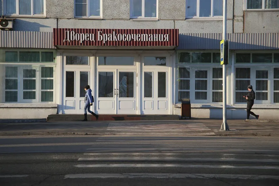 Красноярские ЗАГСы в День защиты детей объявляют «День без разводов», когда временно не принимают заявления о расторжении брака. Ранее разъясняли, что такие запреты незаконны.