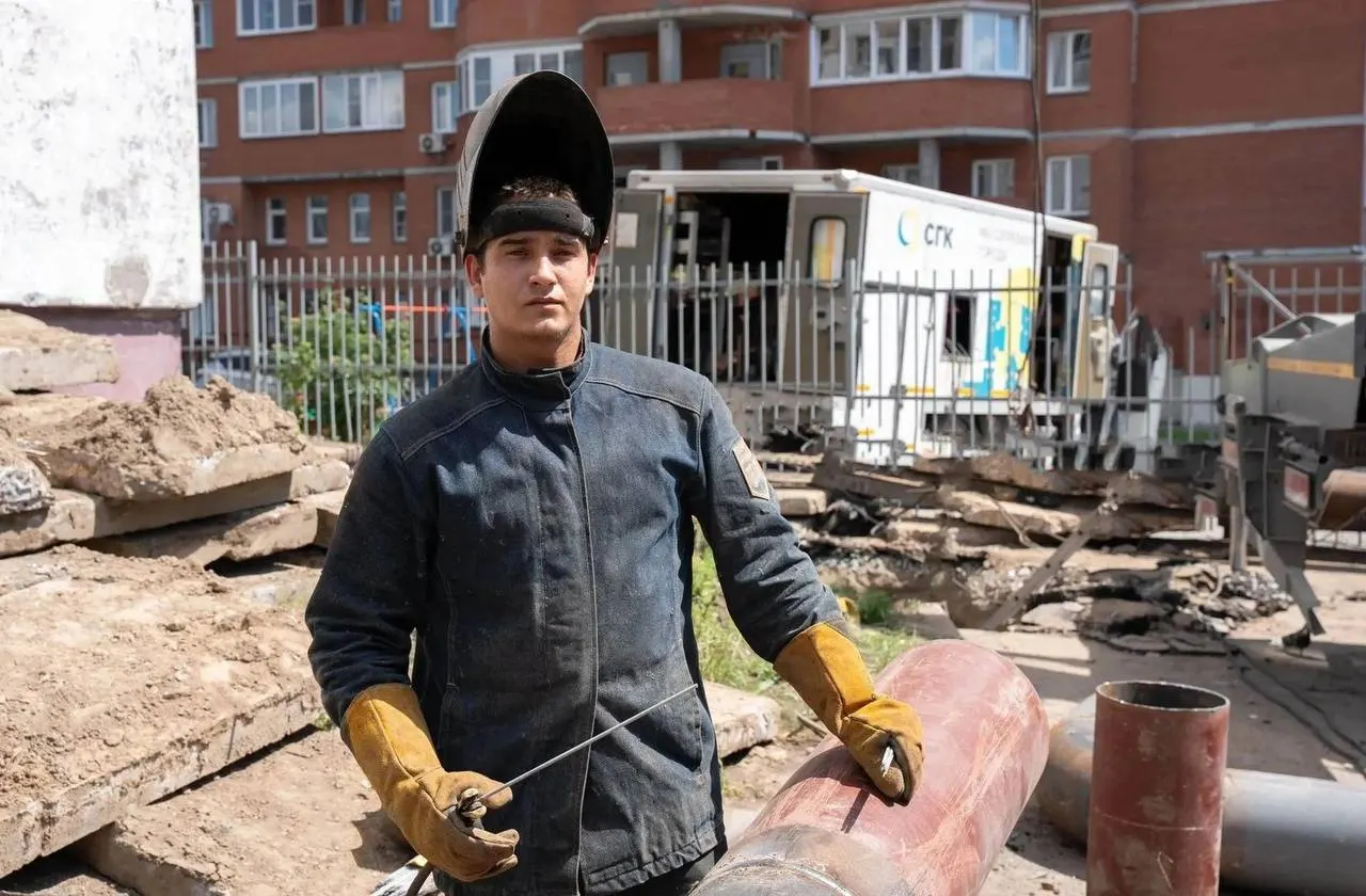 Евгений Кондратьев рассказал, как шаг за шагом прошёл путь в энергетике: от работы на линиях до руководства технологическими процессами и обучения коллег.