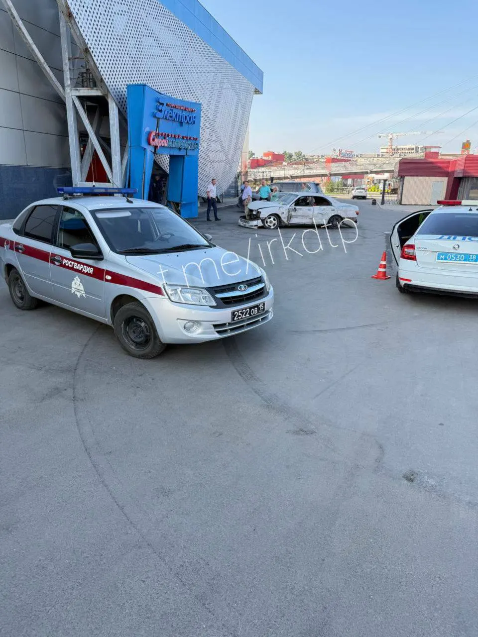 Автомобиль въехал во входную группу торгового центра «Электрон» на улице Рабочая в Иркутске. Подробности происшествия уточняются.