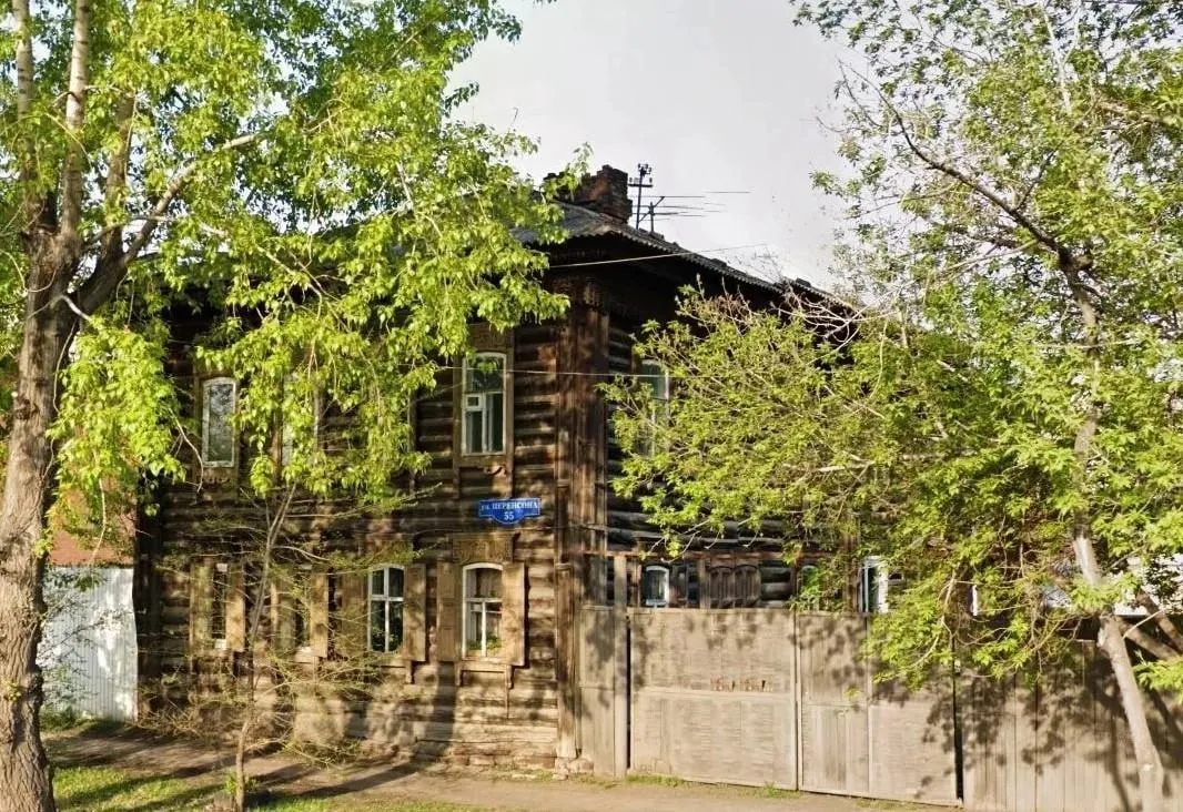 Историческое бревенчатое здание 1907 года выставлено на продажу целиком или по долям: владельцы не хотят брать на себя обязательства по восстановлению как объекта культурного наследия.