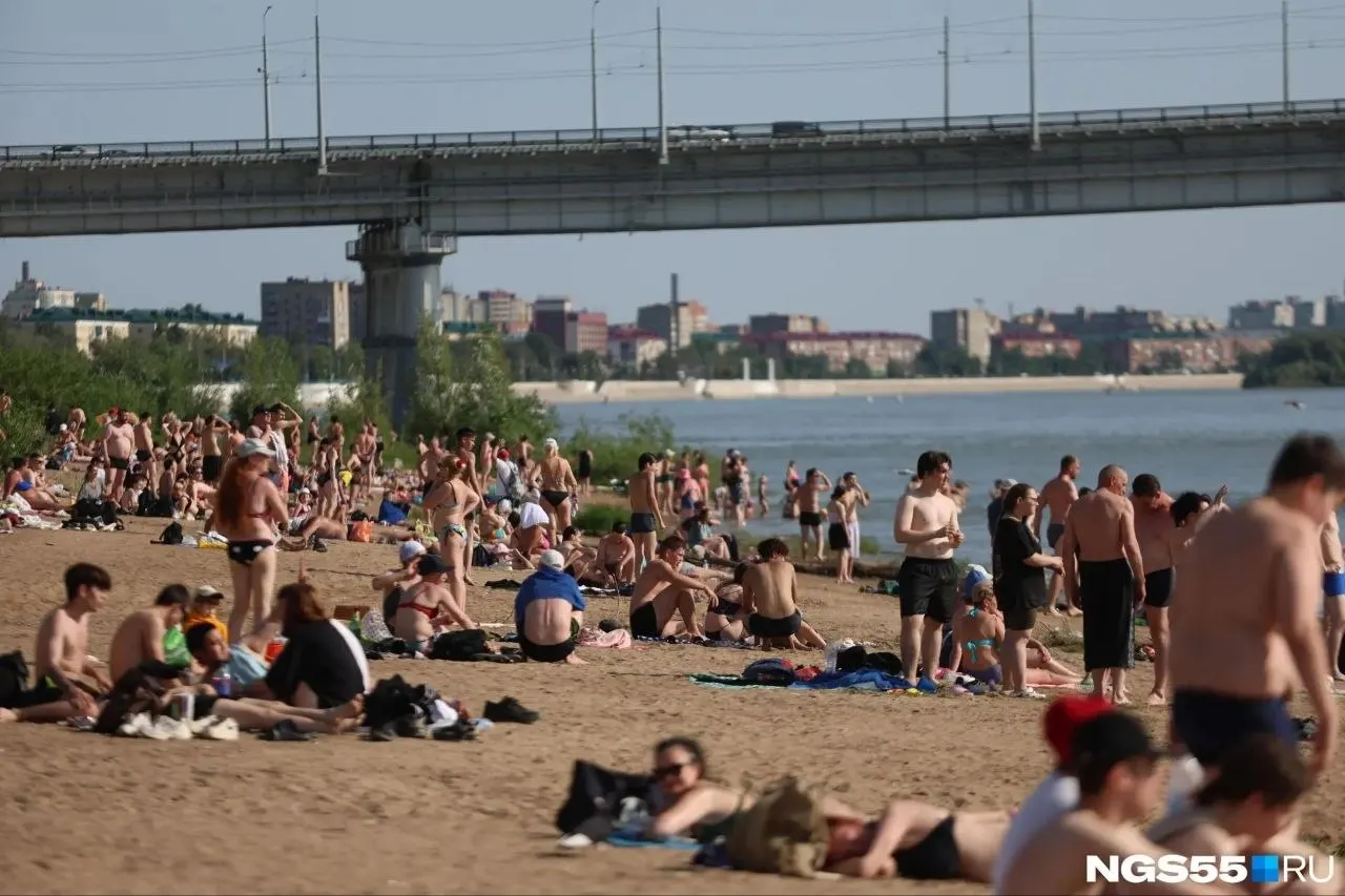 На пляже у Ленинградского моста отдыхающие вытащили из воды женщину около 60 лет. Её госпитализировали, по факту происшествия зарегистрировано заявление в полиции.