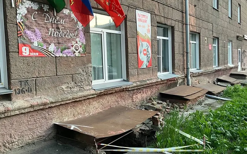 Отмостка вокруг детсада №24 просела в нескольких местах: образовались пустоты, ведущие в подвал. Рядом лежат обломки, сигнализации и признаков ремонта почти нет.