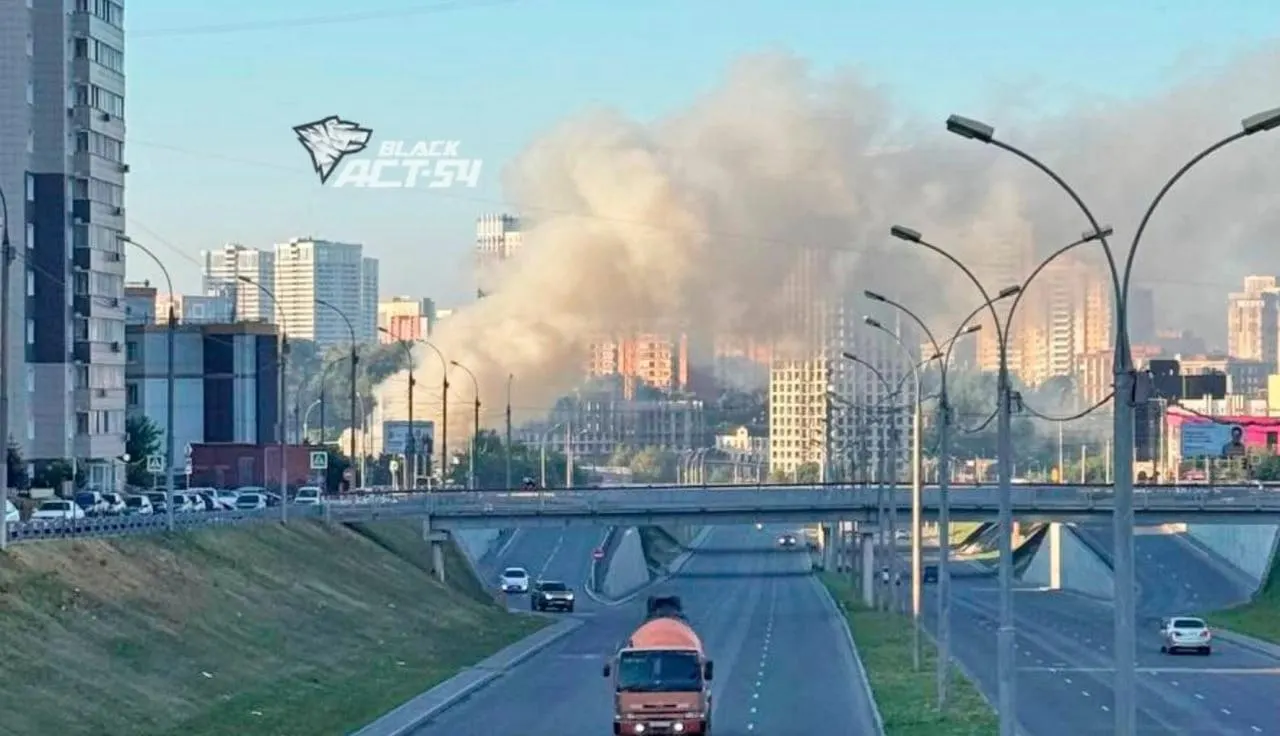 Дом загорелся в частном секторе у Ипподромской магистрали, рядом с «Локомотив Ареной» — по предварительным данным, предположительно на улице Военная Горка. Подробности и информация о пострадавших не уточняются.