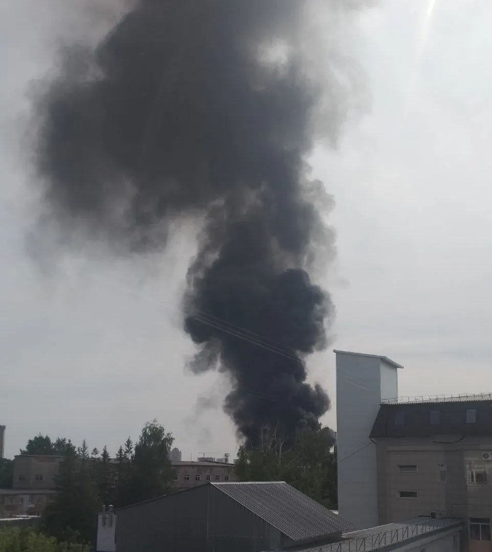 На территории производственной площадки в Заельцовском районе начался пожар. Спасатели работают по повышенному рангу, информация уточняется.