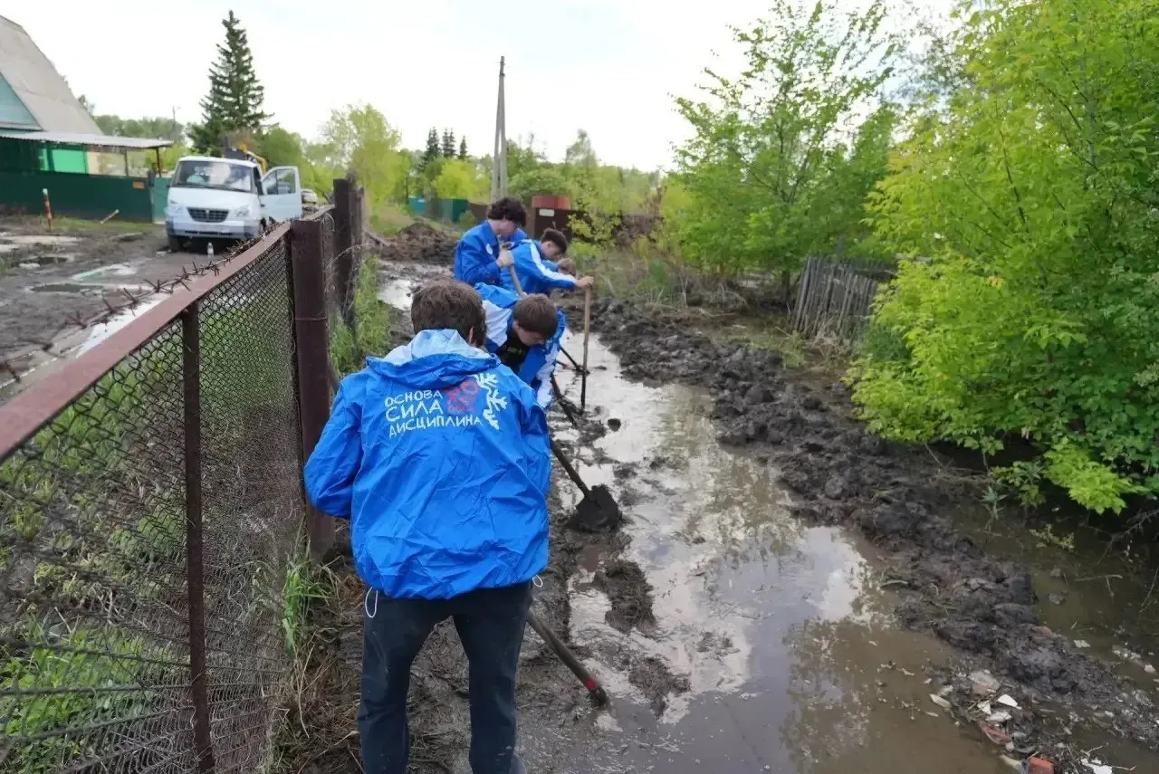 В Осташковском массиве проложили водоотводную канаву и освободили свыше 300 участков от подтопления. Работы продолжаются в адресном режиме, садоводам помогают студенческие отряды Омской области.