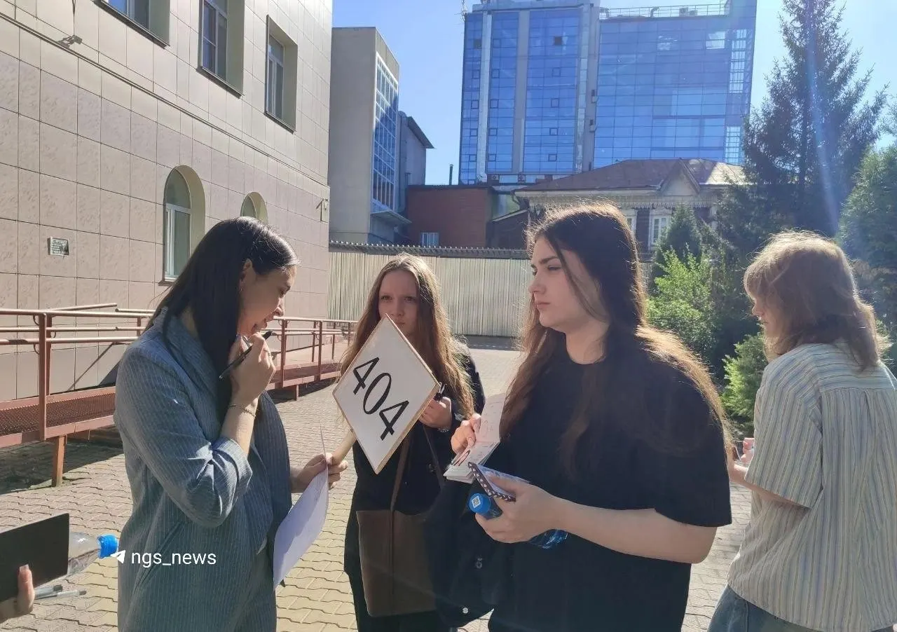 В Новосибирской области сегодня проходят первые экзамены по истории, литературе и химии. В итоговой аттестации участвуют более 16 тыс. человек; результаты первых экзаменов станут известны 13 июня.