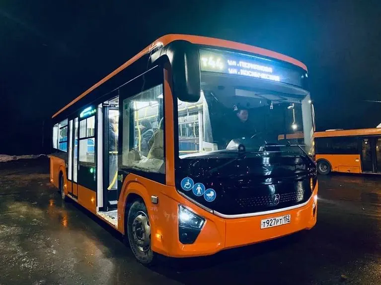Администрация Барнаула заключила контракт на поставку 11 автобусов Vector Next стоимостью 97,9 млн рублей; в планах на 2026–2028 годы — обновление автопарка с общим приростом 130 новых машин.