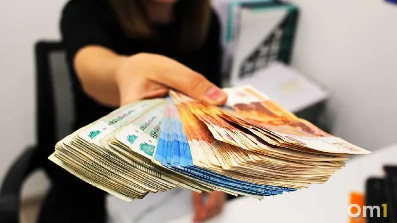На портале «Работа России» в Омской области размещено более 40 высокооплачиваемых вакансий — преимущественно на предприятиях ОПК и в строительстве. Есть предложения до 300 тысяч рублей.