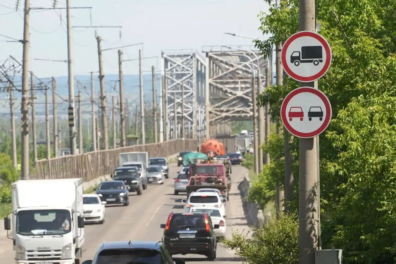 Замена деформационных швов и часть других работ будут выполняться ночью, чтобы снизить дневные пробки. Ограничения на переправе начнутся 20 июня со стороны левого берега.