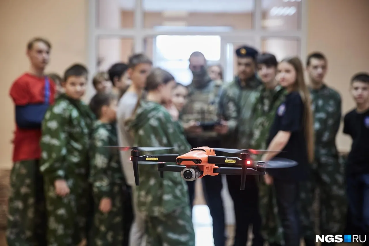 В Кемеровской области детям посоветовали не предпринимать попытки по сбиванию дронов; в СФО 10 июня объявляли ракетную и беспилотную угрозу — в Омске тревога длилась около 30 минут.