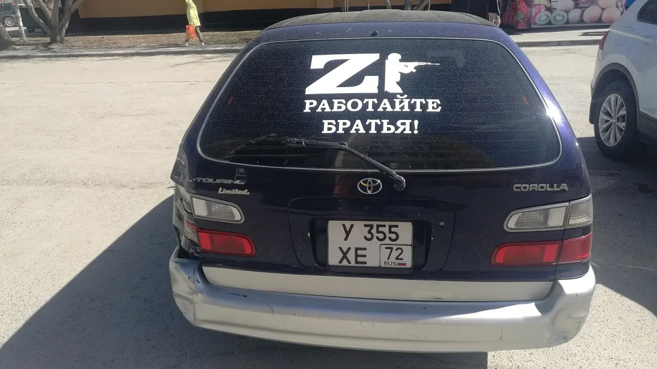 В новом государственном учебнике по литературе добавили фразы, которые авторы считают частью современного культурного контекста: в том числе слова Магомеда Нурбагандова «Работайте, братья» и указание бортпроводника при эвакуации после посадки самолёта.