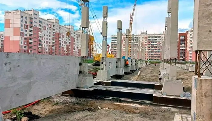 Илья Поляков предупредил, что обязанности застройщиков по возведению школ и детсадов могут привести к удорожанию квадратных метров. В июне заксобрание рассмотрит законопроект о выдаче земли без торгов для масштабных инвестиционных проектов.