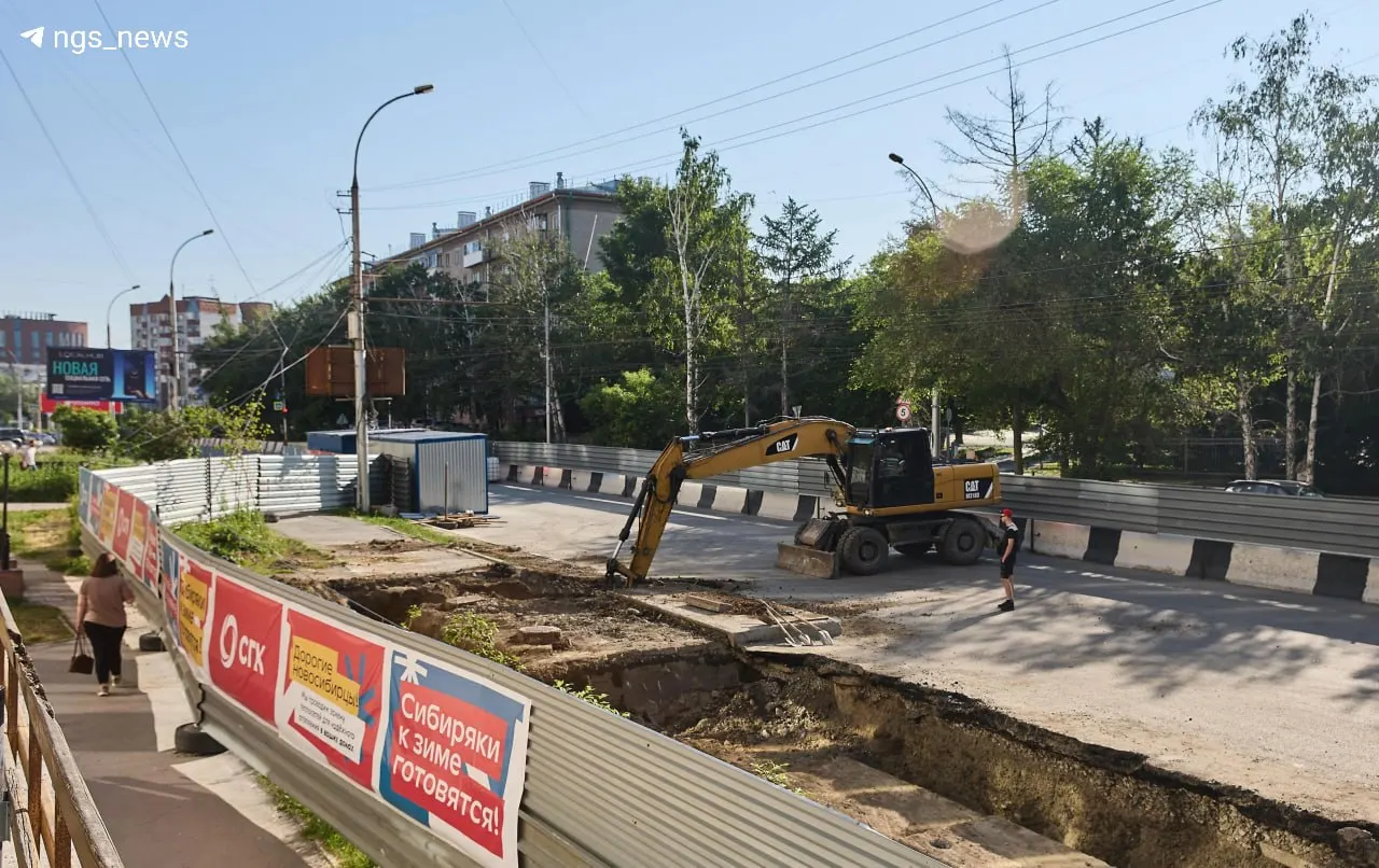 На проспекте Димитрова в Новосибирске перекрыли участок в сторону площади Кондратюка: демонтируют 35‑летнюю тепломагистраль длиной 166 метров. Уже вынесли контактную сеть, провели земляные работы и начали демонтаж старой трубы.