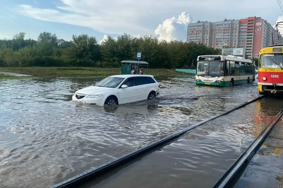 Отрезок улицы Попова между улицей 280‑летия Барнаула и Павловским трактом временно закрыт для движения из‑за подтопления дождевыми водами; на месте работают службы.