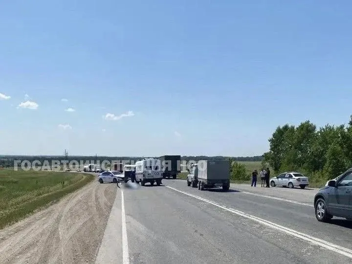 На дороге между Новосибирском и Колыванью грузовой автомобиль сбил велосипедиста — пострадавший скончался; обстоятельства аварии выясняют.