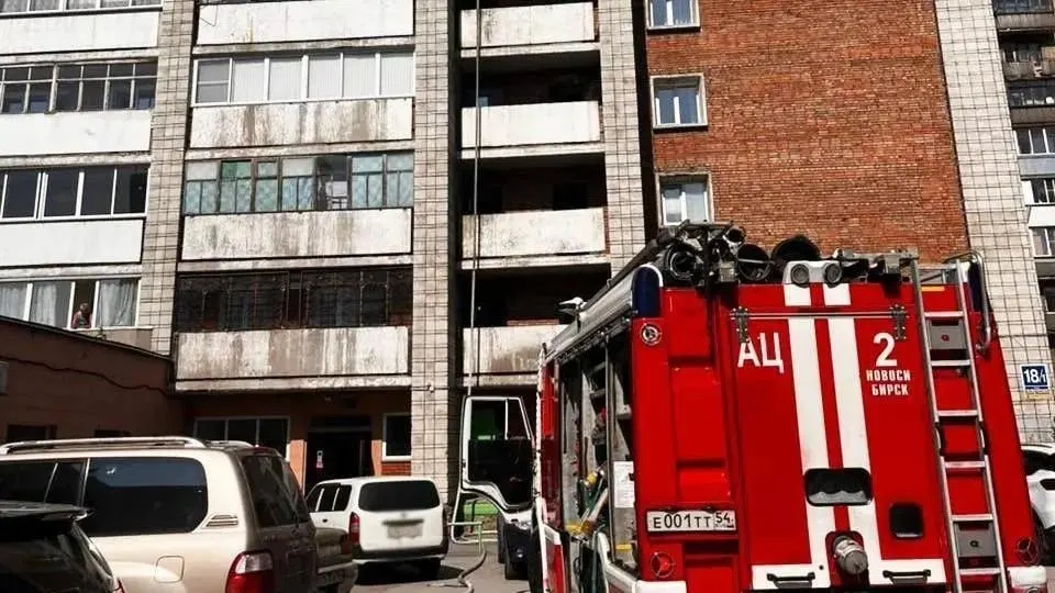 Пожар на седьмом этаже потушили за 14 минут; пострадавшую доставили в ожоговый центр, ещё трое жителей эвакуированы.