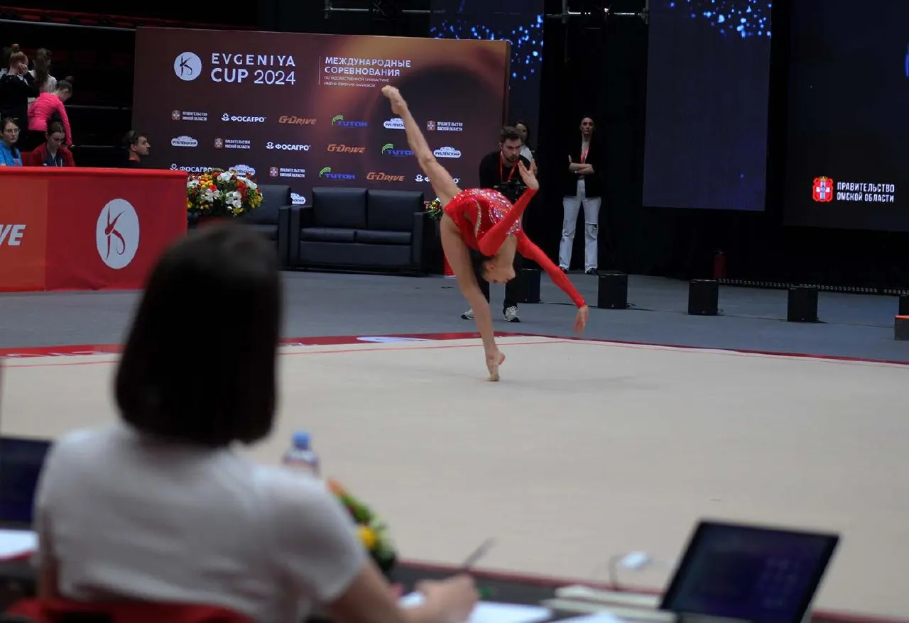 9 июня в Омске начался пятый юбилейный турнир Евгении Канаевой Evgeniya Cup 2026 с участием гимнасток из шести стран; 10 июня состоится гала‑шоу с участием звёзд балета и спорта.