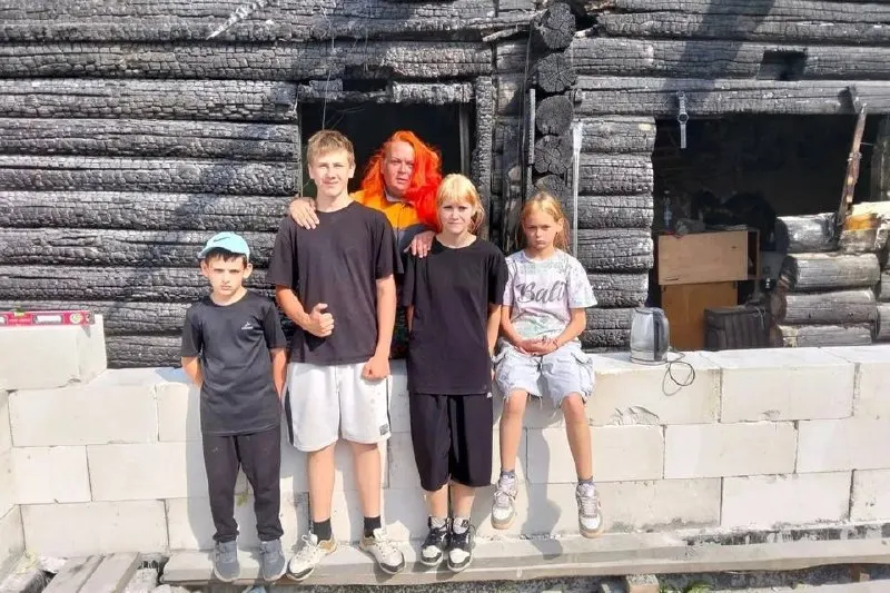 В Барнауле группа подростков повредила строящийся дом многодетной семьи: разбиты кирпичи, повреждён фундамент и автомобиль. Ущерб оценивают в ~380 тыс. рублей, полиция проводит проверку.
