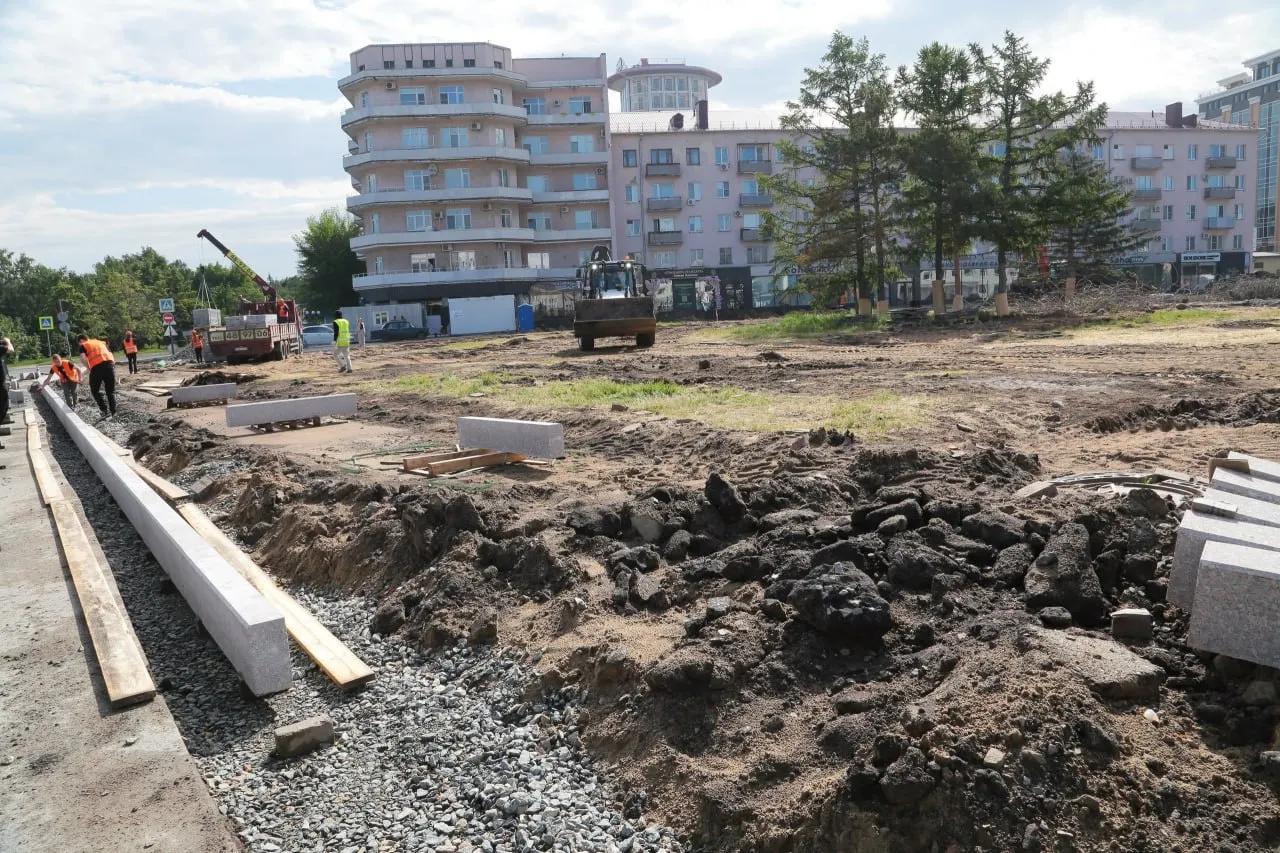 Комплексный ремонт площади Бухгольца в Омске стартовал в мае 2026 года. Подрядчик намерен закончить основные работы к началу сентября, часть работ завершат раньше; озеленением займётся управление дорожного хозяйства и благоустройства.