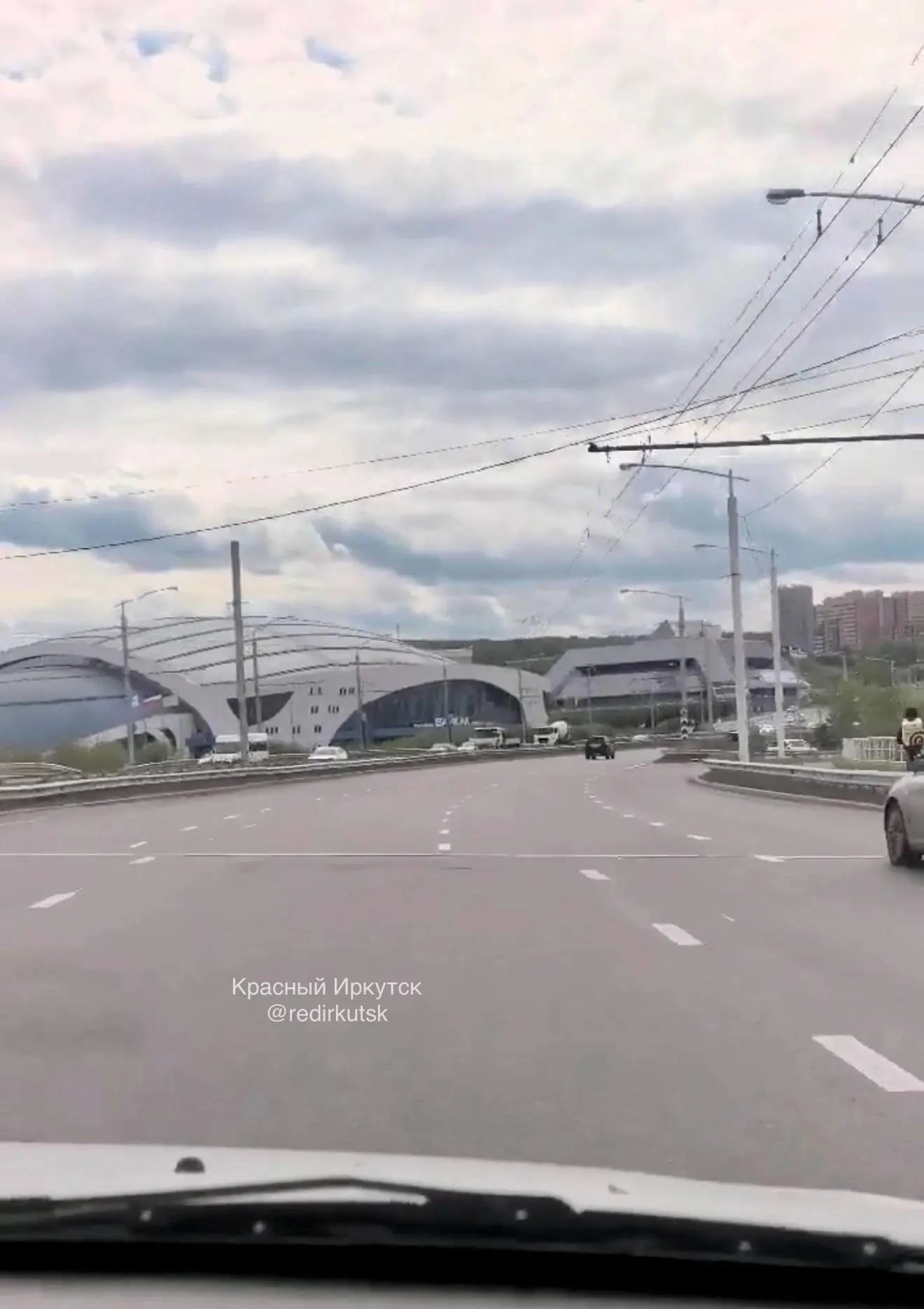 На съезде с Академического моста в сторону микрорайона Университетский заметили искаженную разметку — в мэрии сообщили, что её быстро перерисовали.