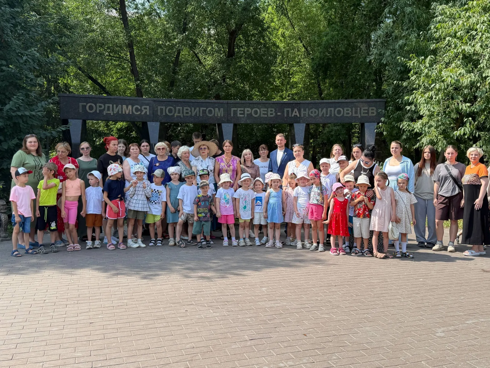 22 июня жители Омска собрались в сквере Панфилова, чтобы почтить память погибших в годы Великой Отечественной войны; в акции участвовали и дети.