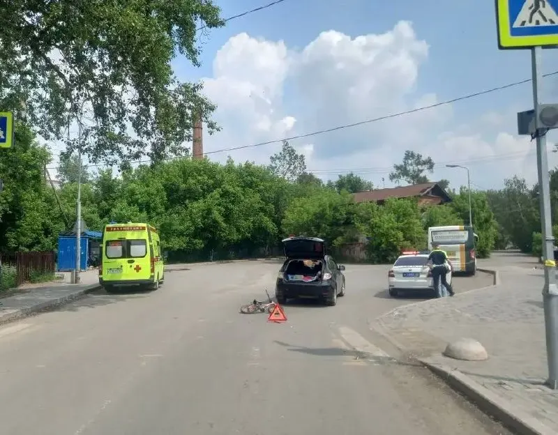 Днём 15 июня в Томске на улице Кутузова Subaru Impreza сбила ребёнка, пересекавшего проезжую часть по нерегулируемому переходу. Мальчика госпитализировали, его состояние уточняют; полиция просит очевидцев откликнуться.