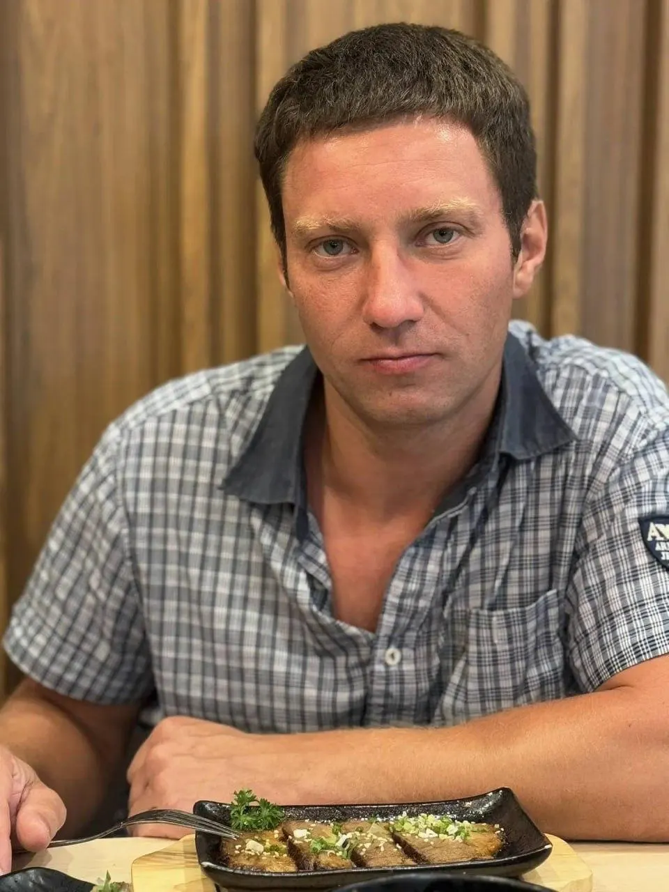 Отец троих детей Владислав Пузанов исчез в Паттайе во время прогулки у моря — его не могут найти с 30 мая, сообщают в соцсетях.