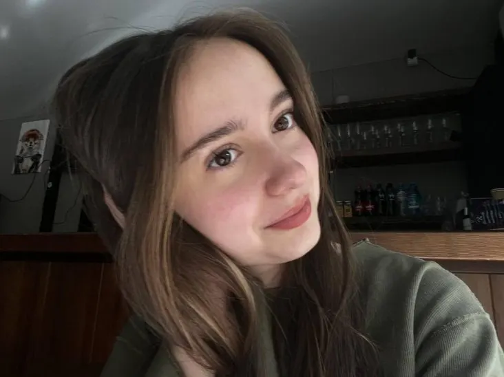 София Соколова переехала в Москву и учится на терапевта в Первом МГМУ по бюджетной основе; в Красноярске в 2025 году на бакалавриат выделили только одно бюджетное место.