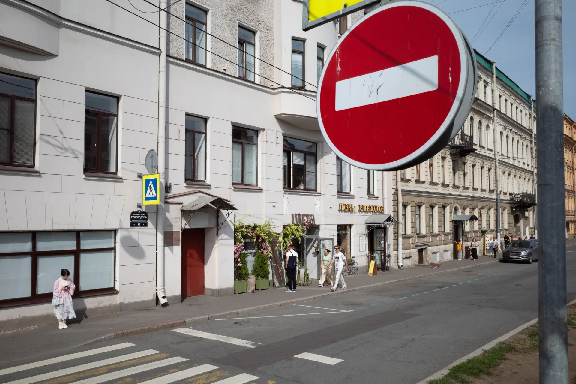 Короткий обзор: смертельное ДТП в Петербурге, приговор бывшему муниципальному депутату по делу о незаконной миграции, начало нового этапа строительства ШМСД, протокол против музыканта, штрафы для платформ и задержания перекупщиков в Иркутске.