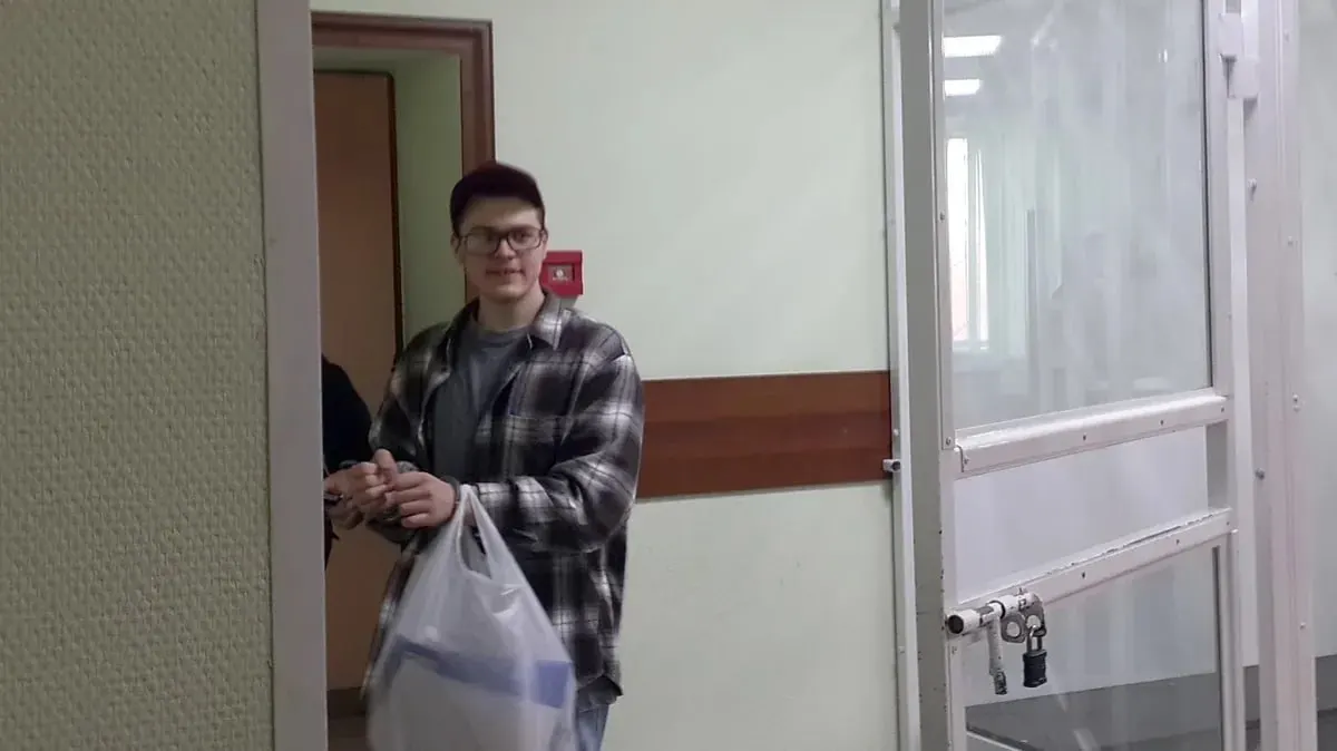 Советский районный суд Красноярска продлил срок содержания под стражей по новому уголовному делу до 11 августа. Родные просят поддержать молодого человека письмами.
