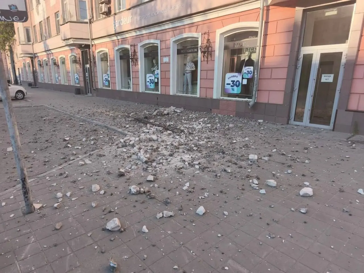 Ночью с крыши дома на проспекте Ленина, 85 в Барнауле демонтировали аварийные декоративные элементы. Утром на тротуаре нашли обломки; рабочим поручили убрать остатки, разрушений конструкций не зафиксировано.