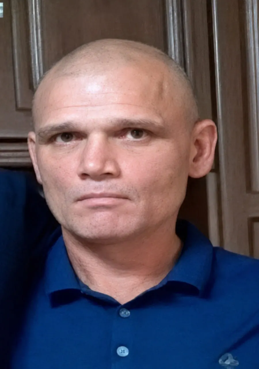 Виталий Грицюк ушёл из дома 11 июня. Волонтёры и спасатели прочёсывают берег и русло реки: рядом с рекой обнаружили свернутую куртку и разбросанные тапочки. Просят сообщать любую информацию по телефонам.