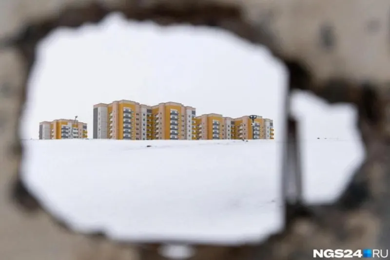 На участке проспекта Молодёжный от улицы Ерофеевской до Преображенской (700 м) сделают основную трассу в четыре полосы и дополнительный проезд в две. Работы включают ливнёвую канализацию, освещение, тротуары и озеленение. Срок сдачи — осень 2027; контракт на 336,3 млн рублей получил подрядчик «Сибиряк».