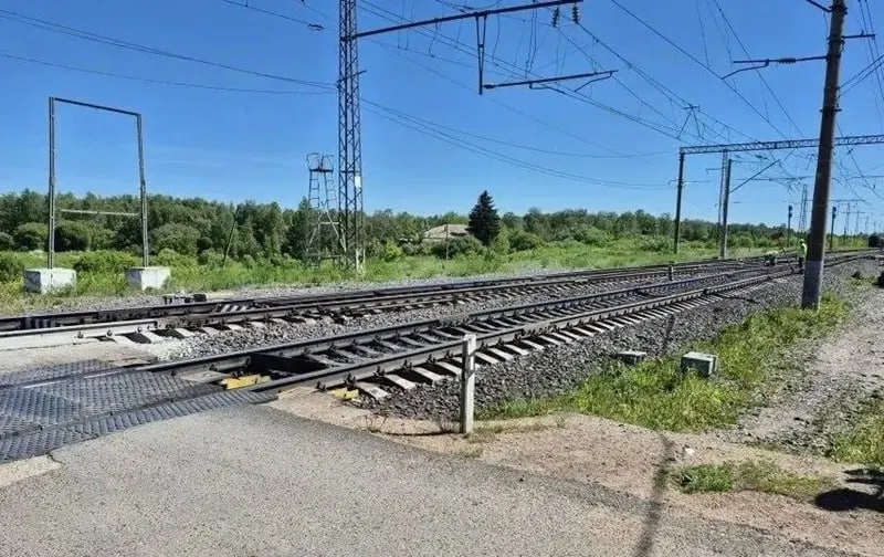Ребёнок, пытаясь пересечь железнодорожный переезд на велосипеде, не заметил второй поезд после проезда первого и получил травмы. Его госпитализировали.