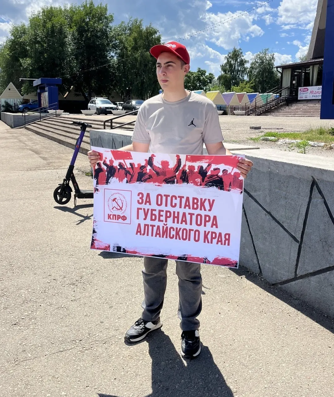 Активисты КПРФ в Рубцовске провели одиночные пикеты с требованием отставки губернатора Виктора Томенко, обвиняя власти в разрушении инфраструктуры, росте тарифов и репрессиях против коммунистов.