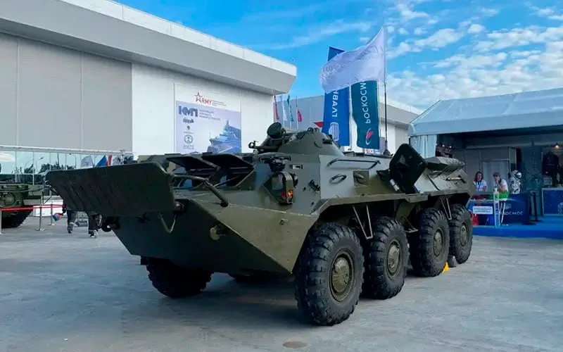 Инструктора Новосибирского военного института признали виновным в растрате: в марте—мае 2025 года он сливал дизель из БТР-80 и продавал канистрами. Суд прекратил уголовное дело и назначил штраф.